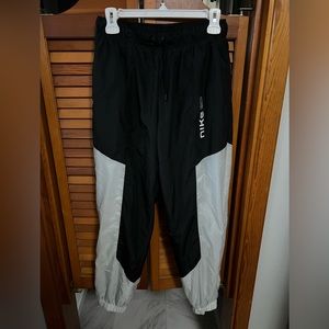 Women’s Nike wind pants size medium